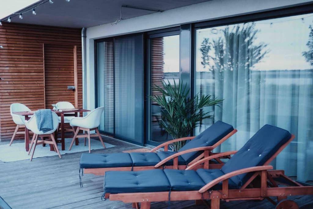 Seeblick & Terrasse! Moderne 96qm Apartment Grossraeschen