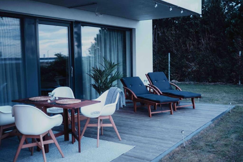 Seeblick & Terrasse! Moderne 96qm Apartment Grossraeschen